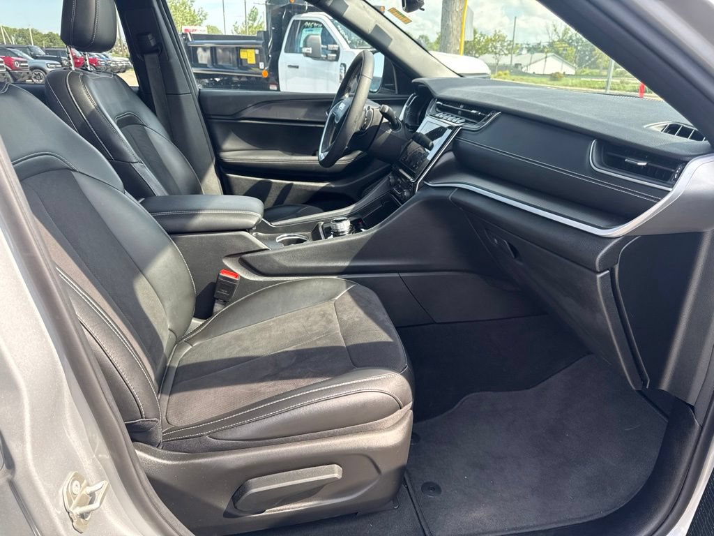 Used 2024 Jeep Grand Cherokee Altitude AWD/4WD image 33