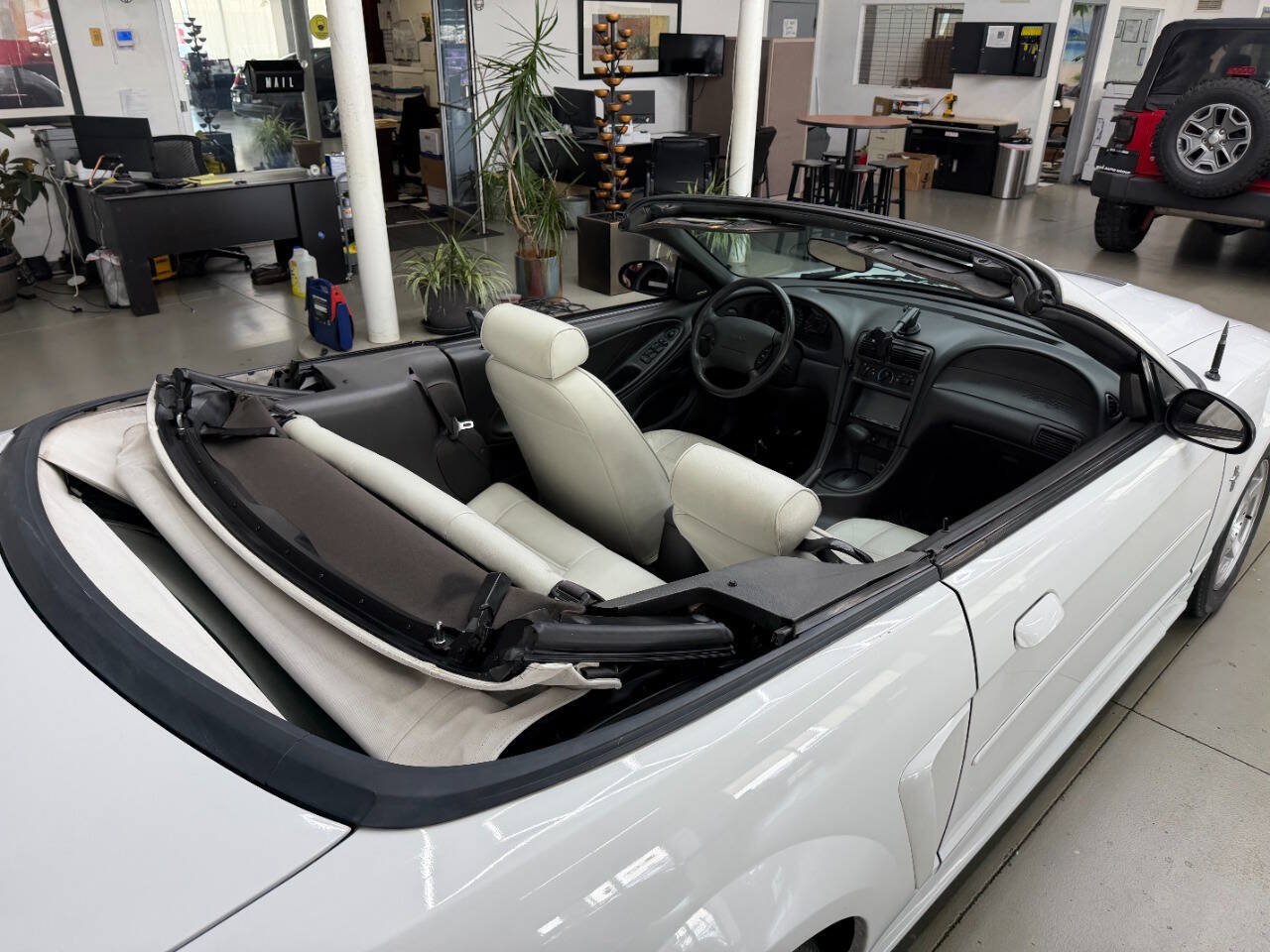 Used 2003 Ford Mustang Convertible RWD image 22
