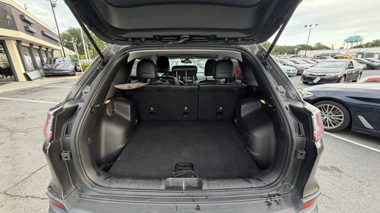 Used 2019 Jeep Cherokee Latitude Plus w/ Cold Weather Group AWD/4WD image 17