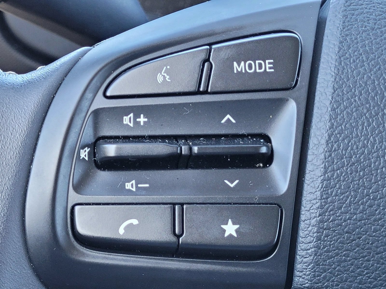 Certified 2025 Hyundai Venue SEL FWD image 31