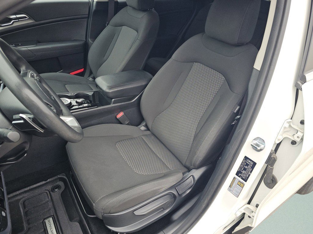 Used 2023 Kia Sportage LX image 6