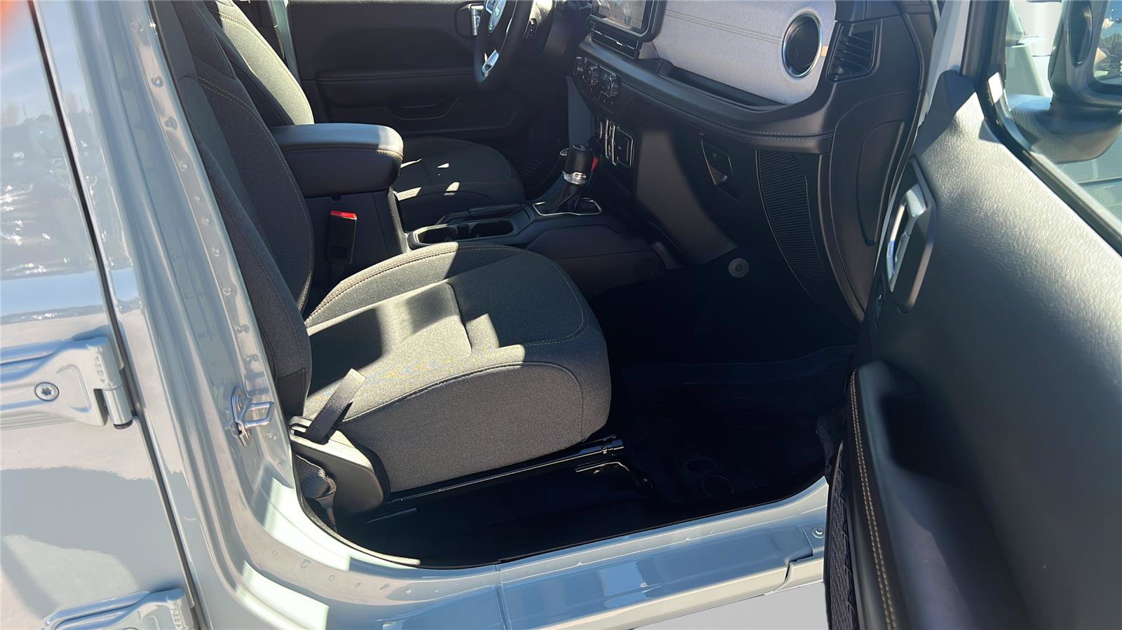 Used 2024 Jeep Wrangler Sahara image 13