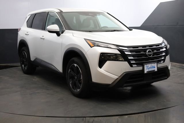 Used 2025 Nissan Rogue SV image 2