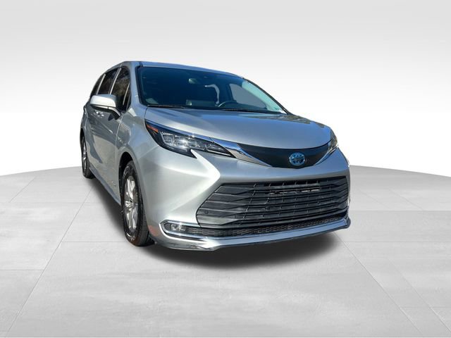 Used 2021 Toyota Sienna XLE image 7