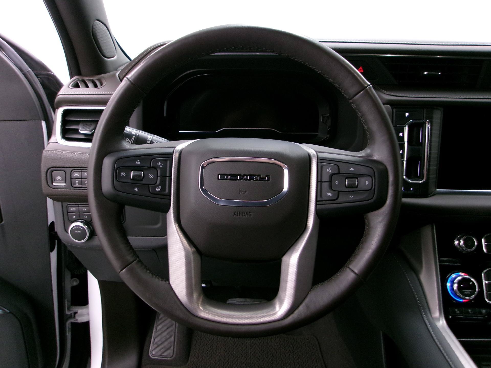 Used 2022 GMC Yukon XL Denali AWD/4WD image 9