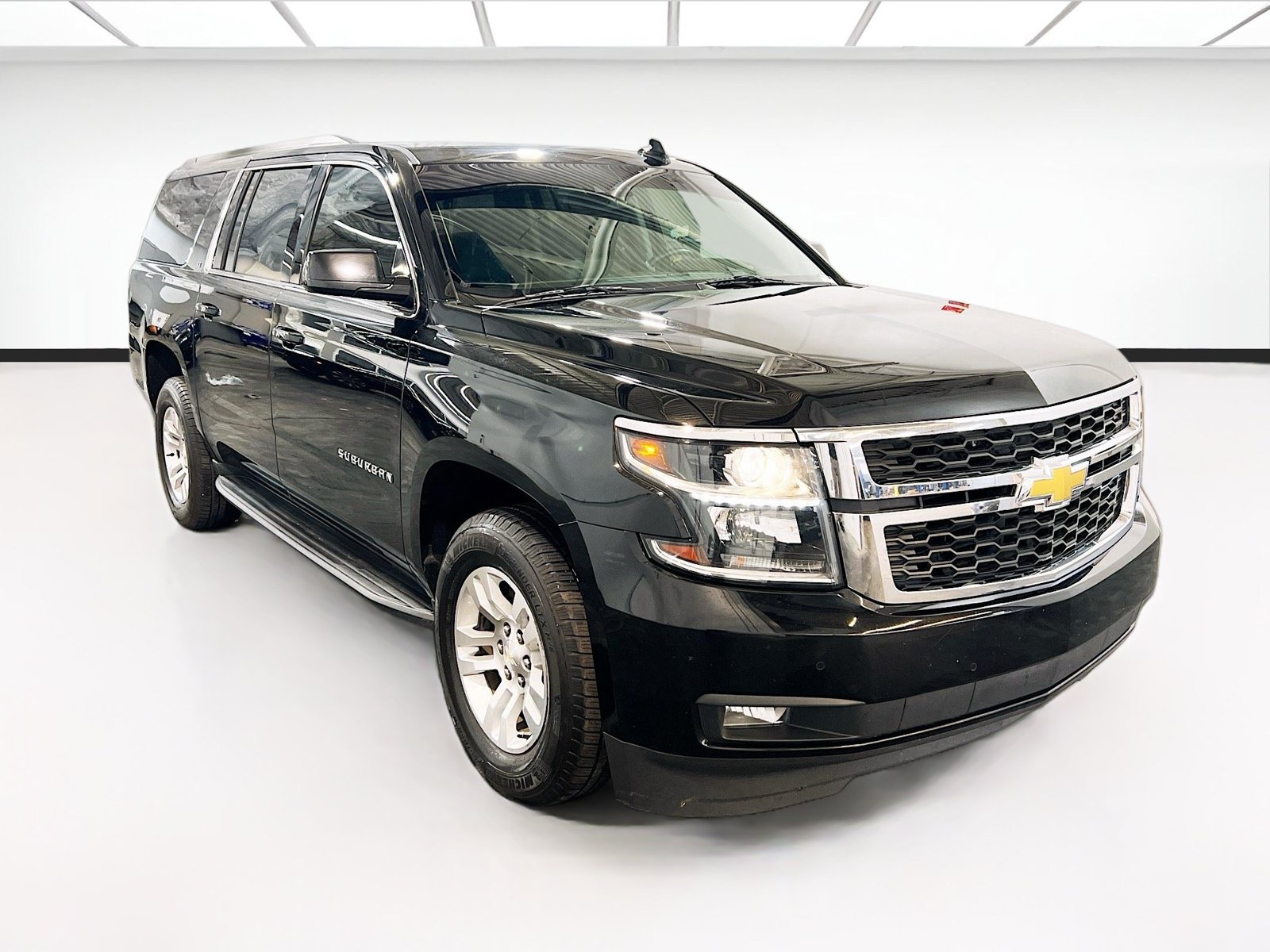 Used 2018 Chevrolet Suburban LT w/ Luxury Package RWD image 3