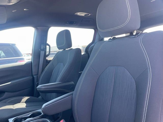 Used 2024 Chrysler Pacifica Touring image 9