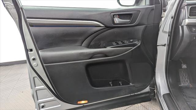 Used 2019 Toyota Highlander SE image 13