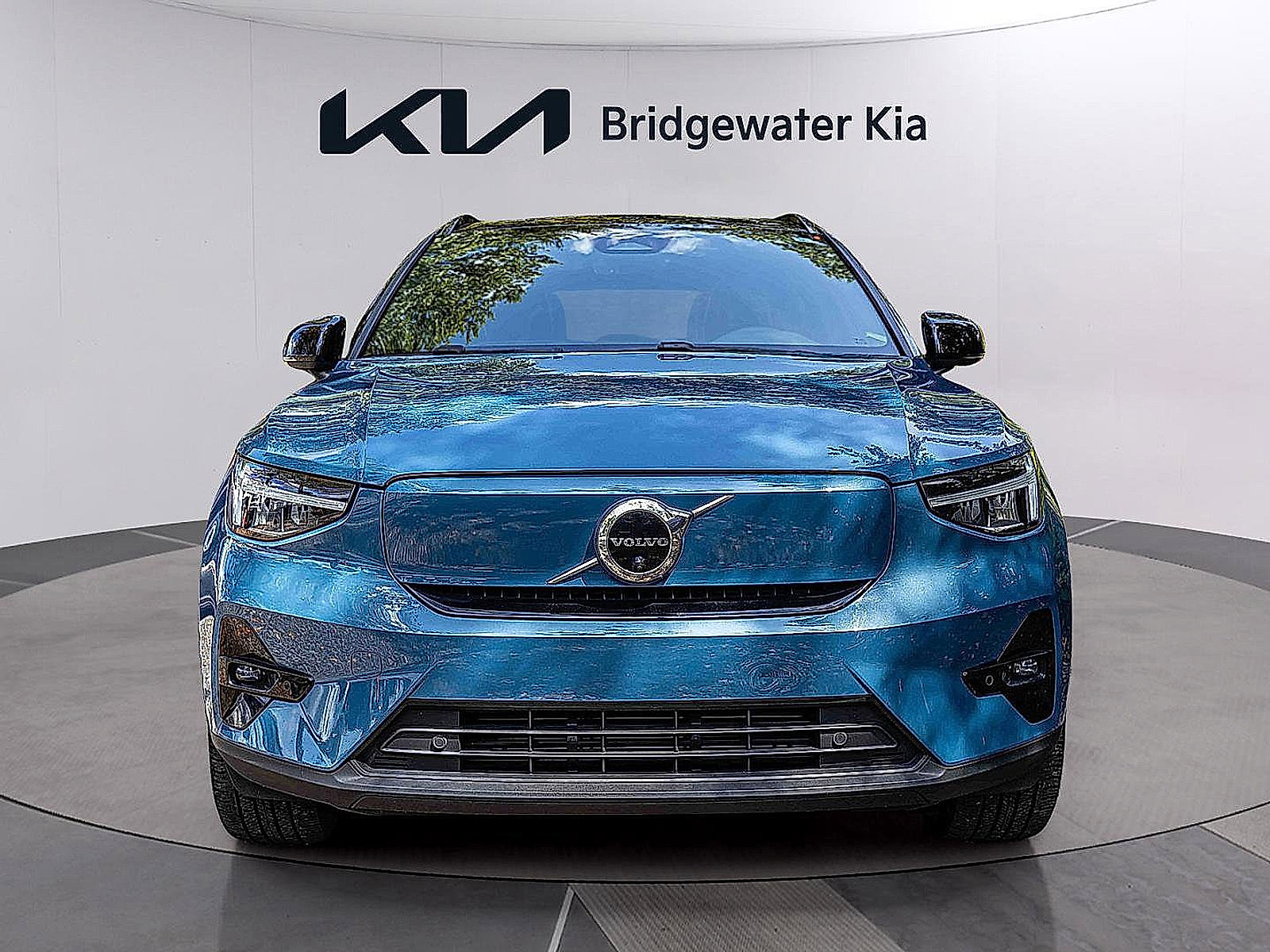 Used 2023 Volvo XC40 Recharge Plus w/ Protection Package Premier image 3