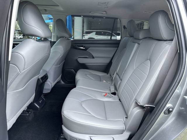 Used 2025 Toyota Highlander XLE FWD image 27