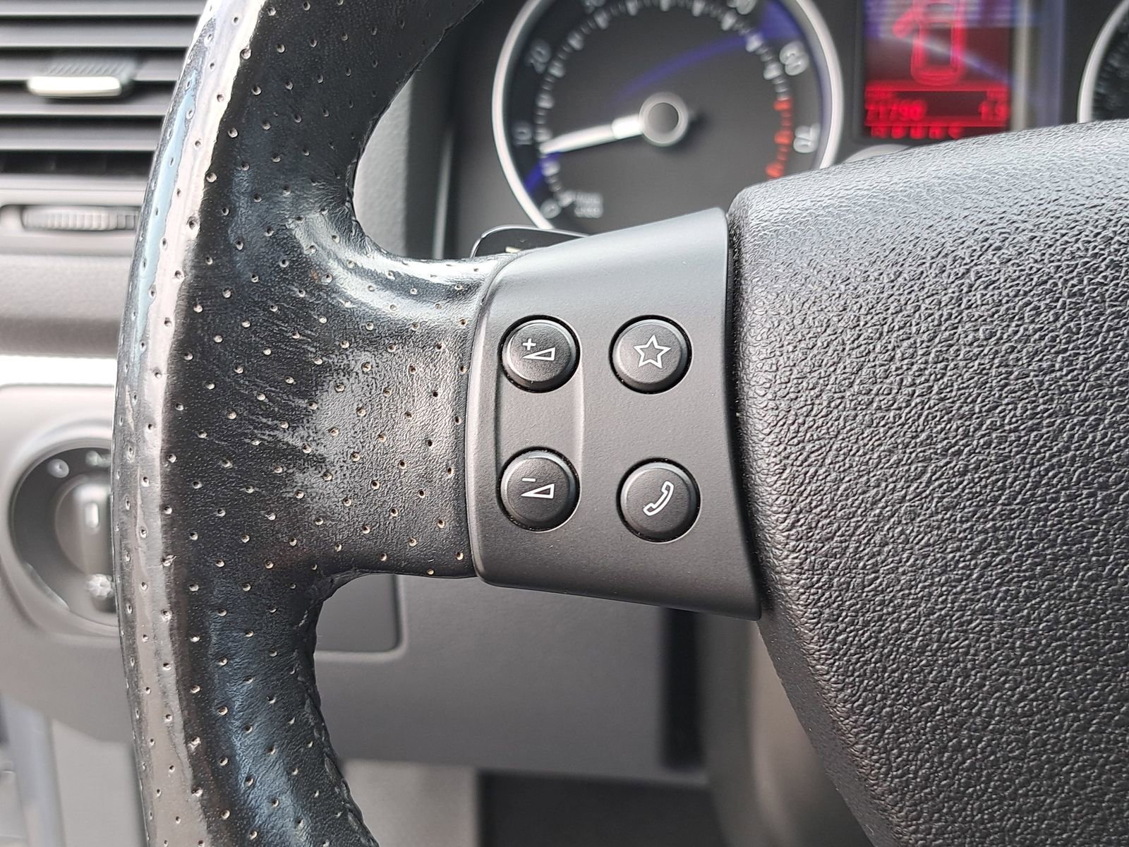 Used 2008 Volkswagen R32 AWD/4WD image 16