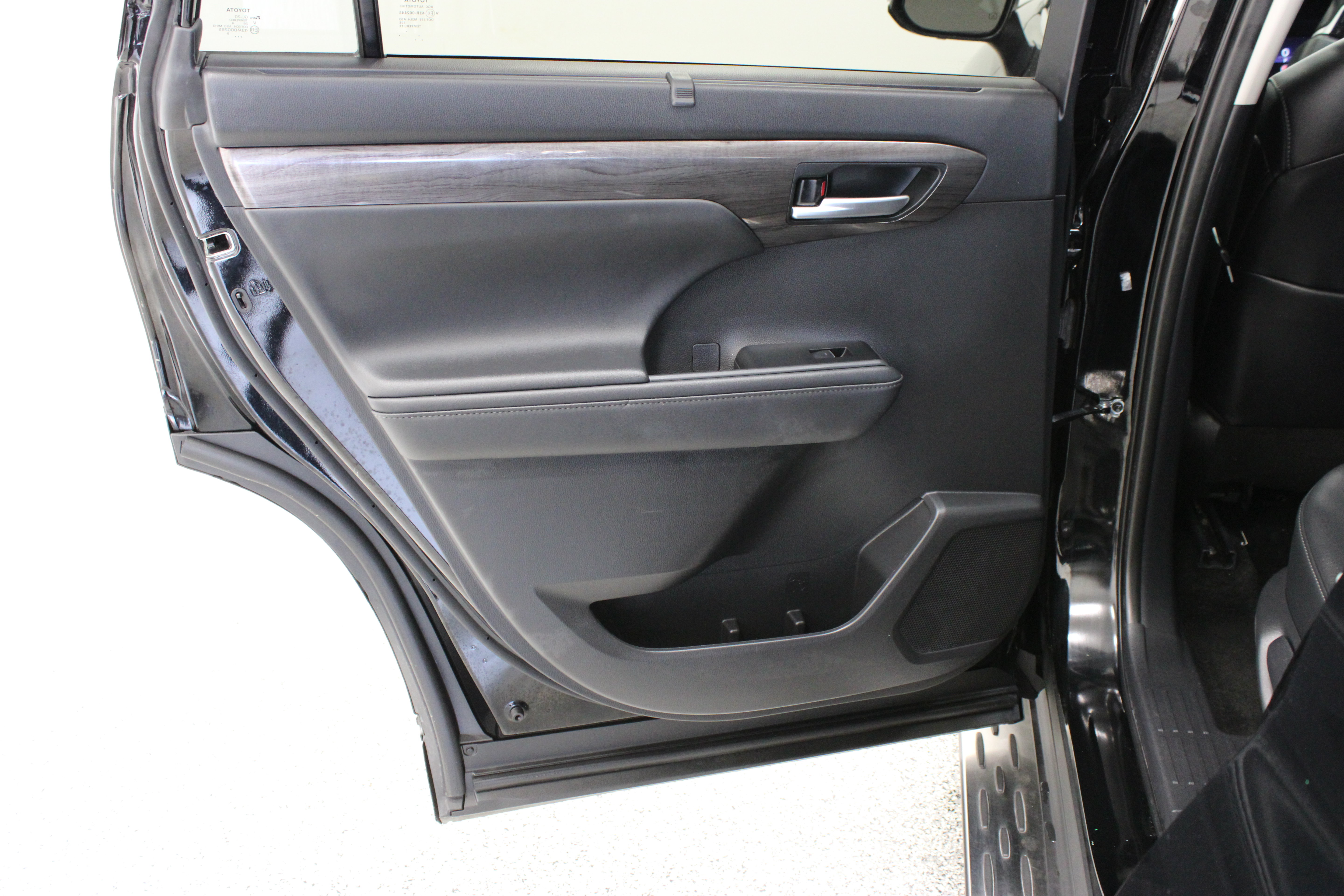 Used 2024 Toyota Highlander Platinum FWD image 28