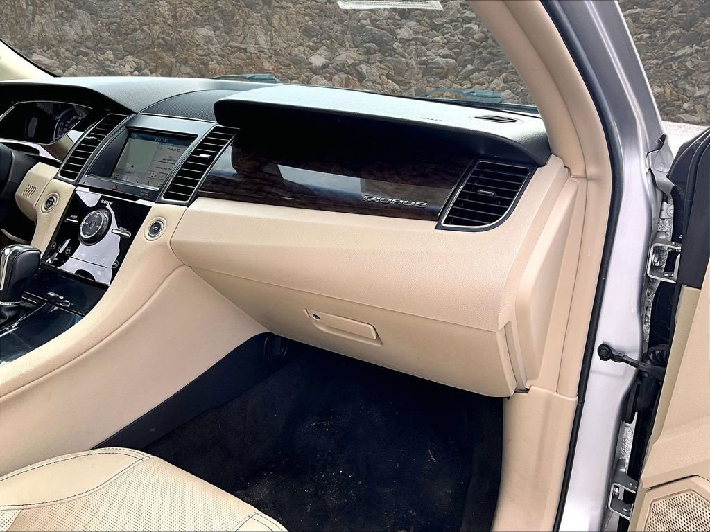 Used 2018 Ford Taurus Limited image 13
