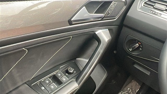 Used 2023 Volkswagen Tiguan SE image 32