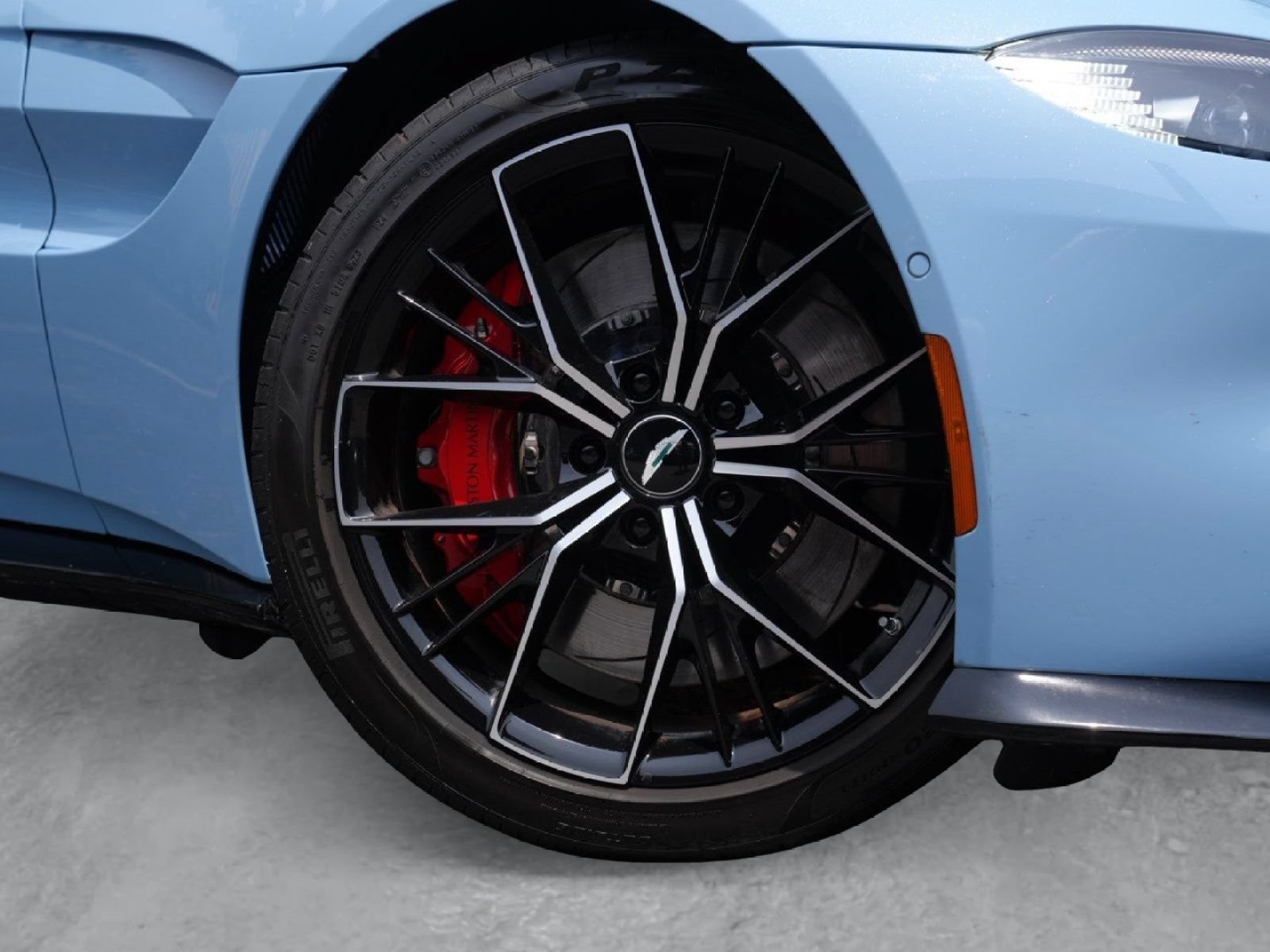 Used 2023 Aston Martin V8 Vantage Roadster RWD image 5