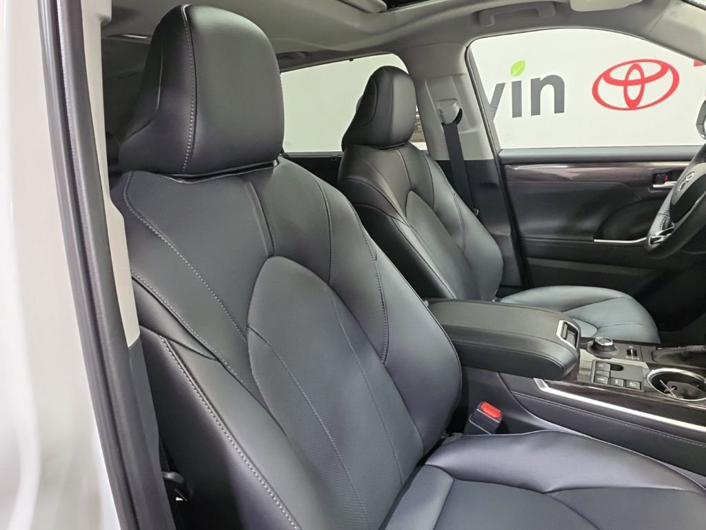 Used 2026 Toyota Highlander Limited image 15