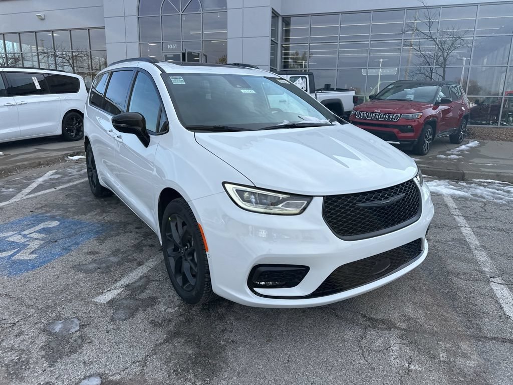 New 2026 Chrysler Pacifica Select AWD/4WD image 7