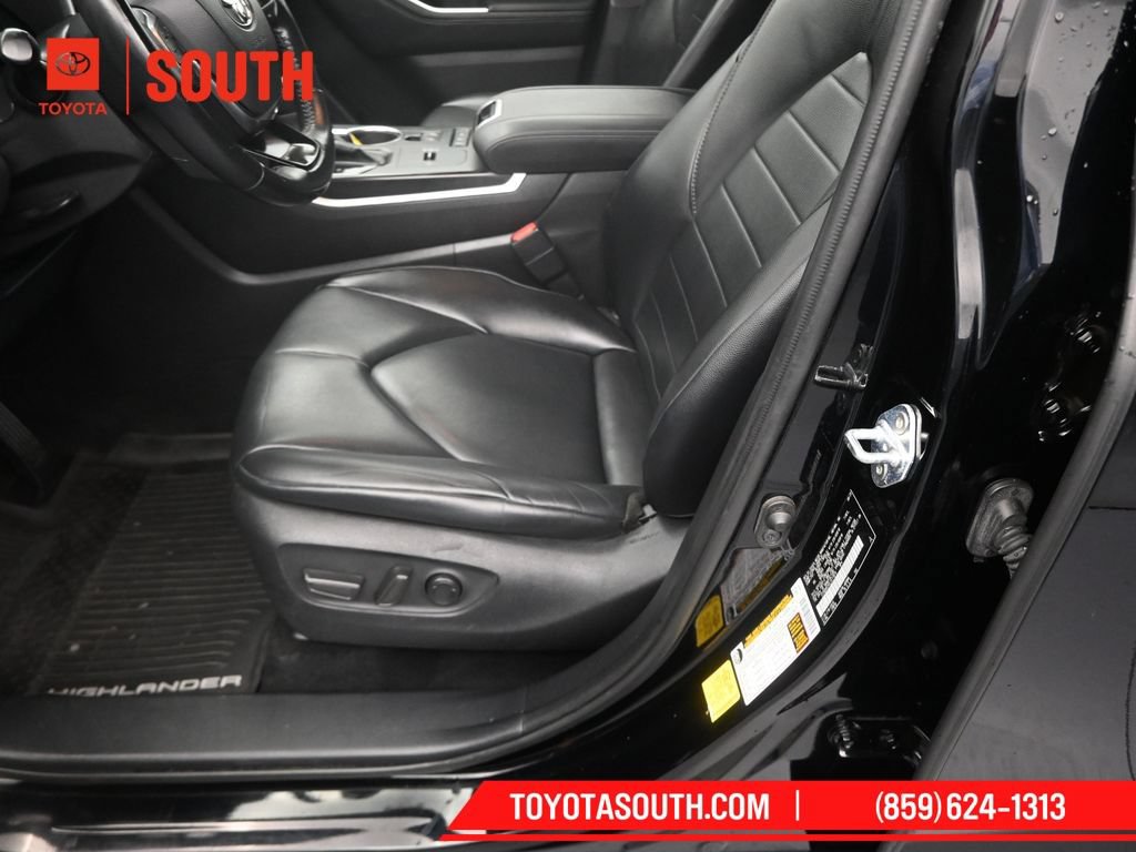 Used 2020 Toyota Highlander XLE AWD/4WD image 28