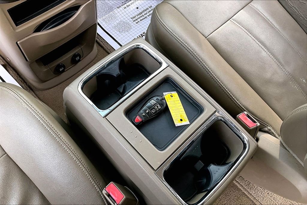Used 2014 Chrysler Town & Country Touring FWD image 10