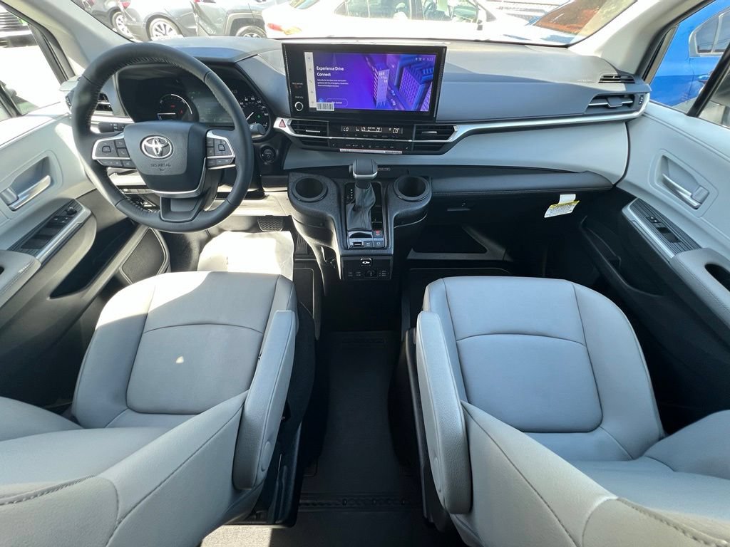 Used 2026 Toyota Sienna XLE FWD image 32