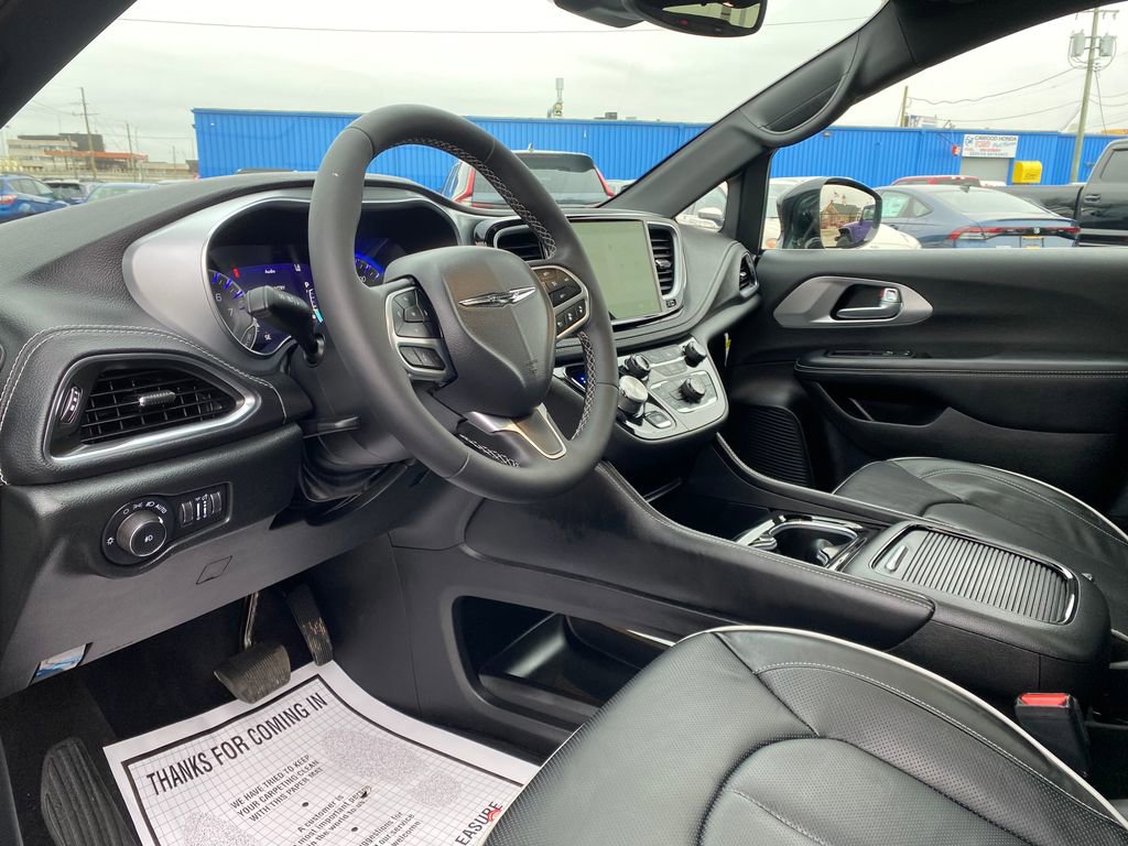 Used 2026 Chrysler Pacifica Limited image 9