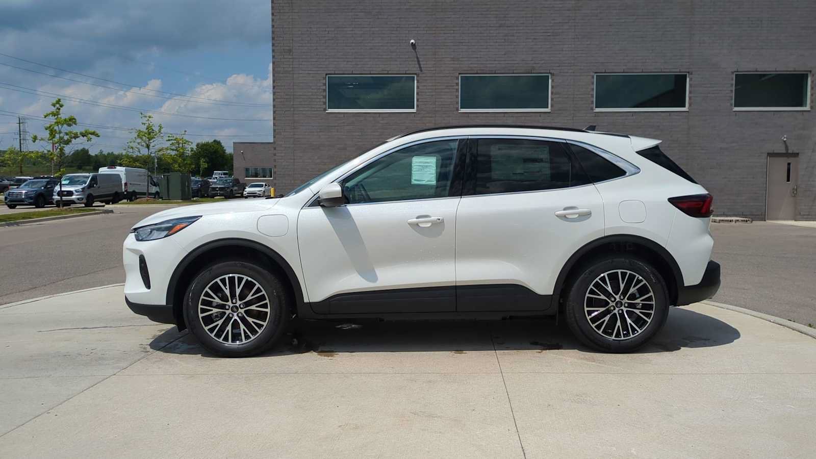 New 2025 Ford Escape SE FWD image 2