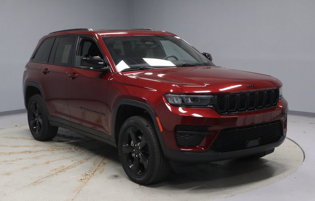 Used 2023 Jeep Grand Cherokee Altitude image 1