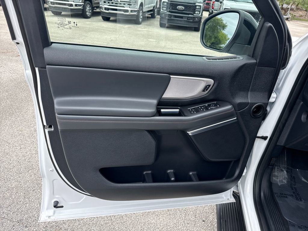 Used 2025 Ford Expedition Active RWD image 14
