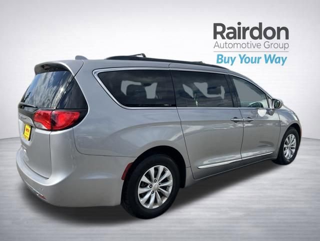 Used 2017 Chrysler Pacifica Touring-L FWD image 7
