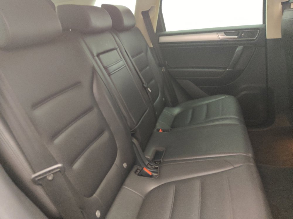 Used 2016 Volkswagen Touareg Sport image 19