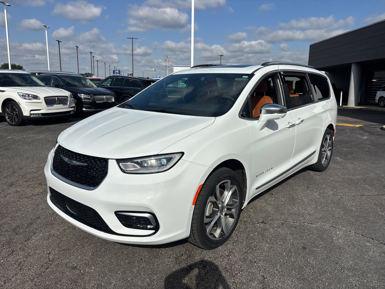 Used 2024 Chrysler Pacifica Pinnacle AWD/4WD image 3