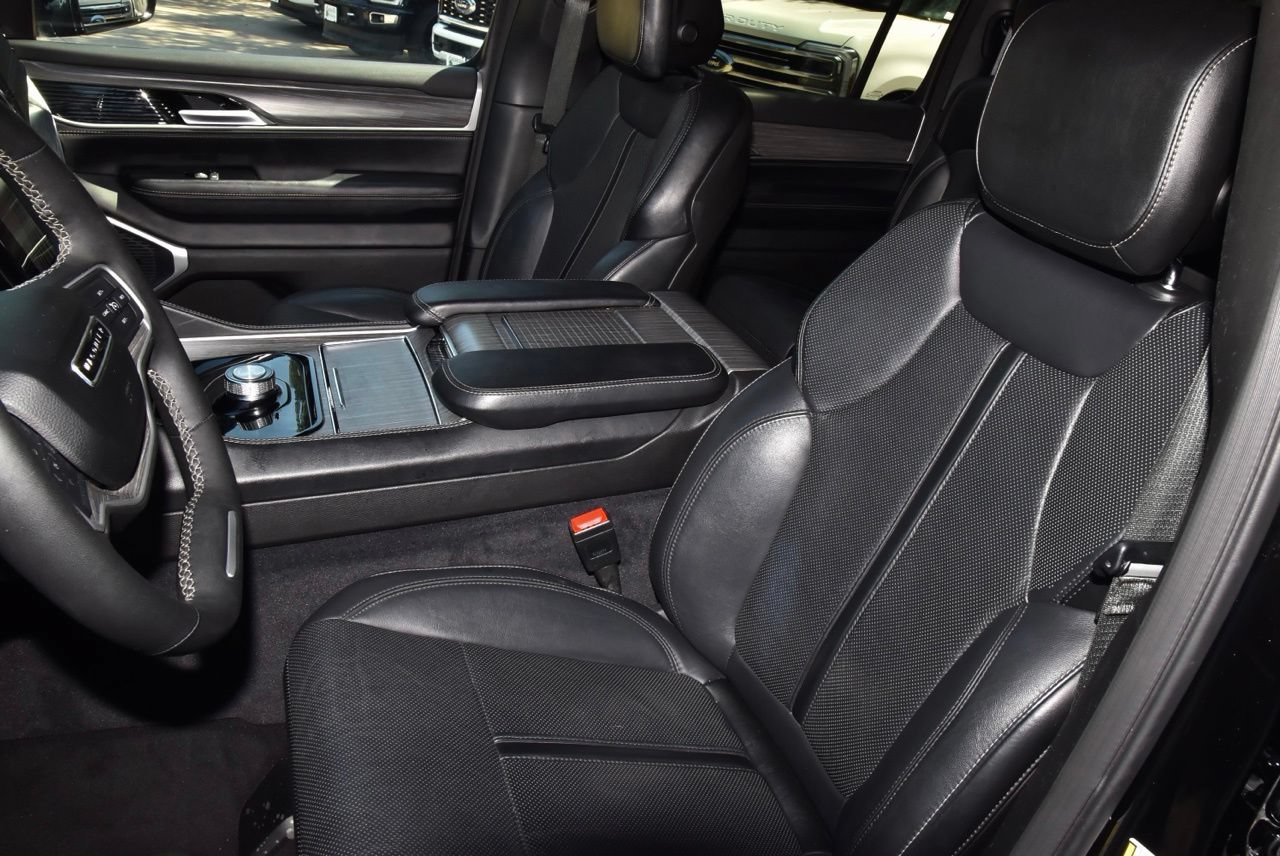 Used 2024 Jeep Wagoneer Series II w/ Flexible Seating Group RWD image 32