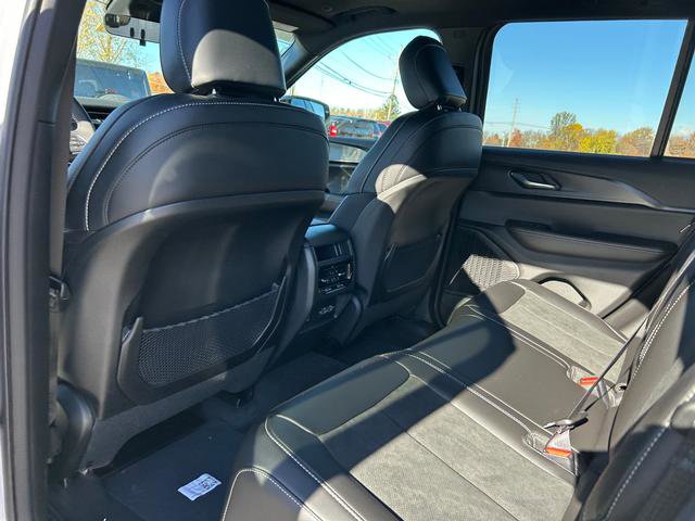 New 2025 Jeep Grand Cherokee Altitude image 10