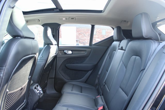 Used 2025 Volvo XC40 B5 Plus image 33