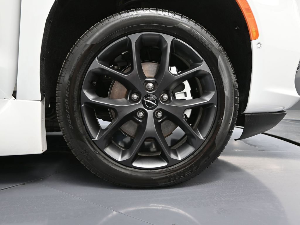 Used 2022 Chrysler Pacifica Touring-L w/ Uconnect Theater Family Group image 18