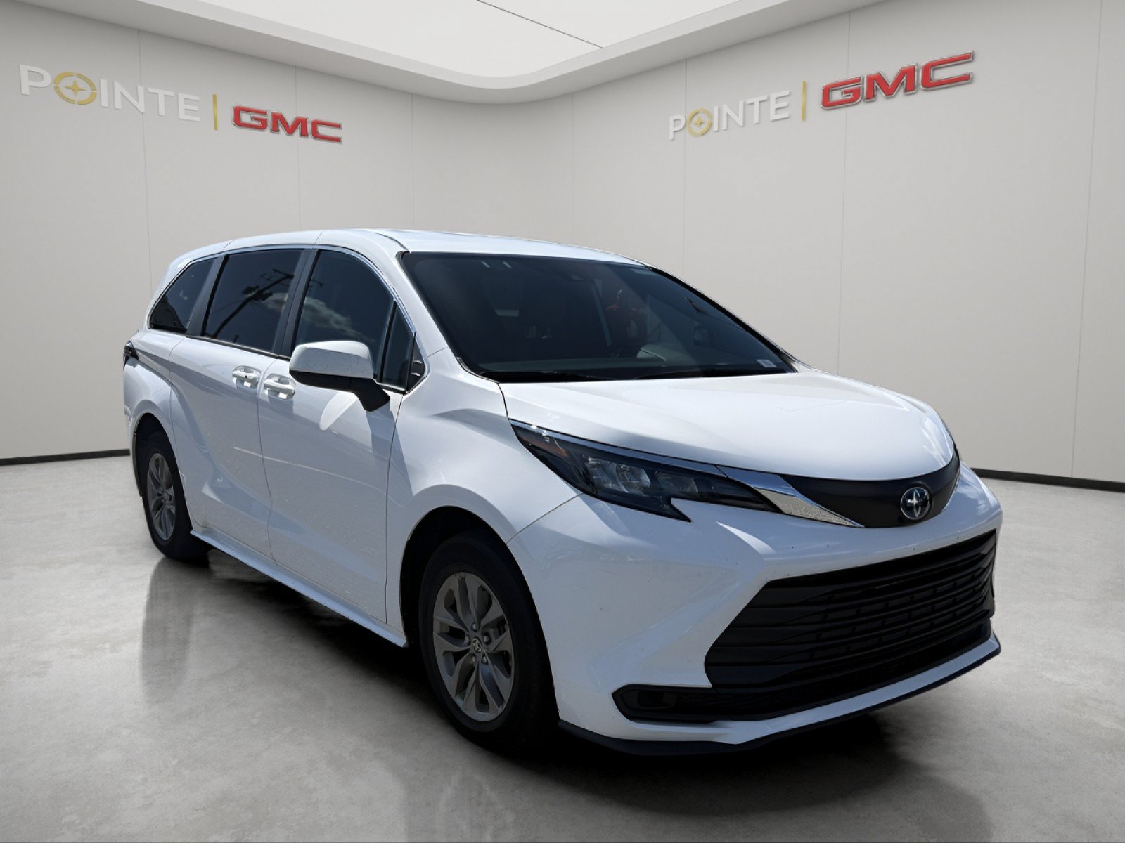 Used 2025 Toyota Sienna LE FWD video 1