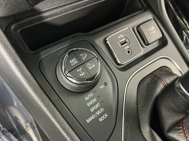 Used 2019 Jeep Cherokee Trailhawk AWD/4WD image 33
