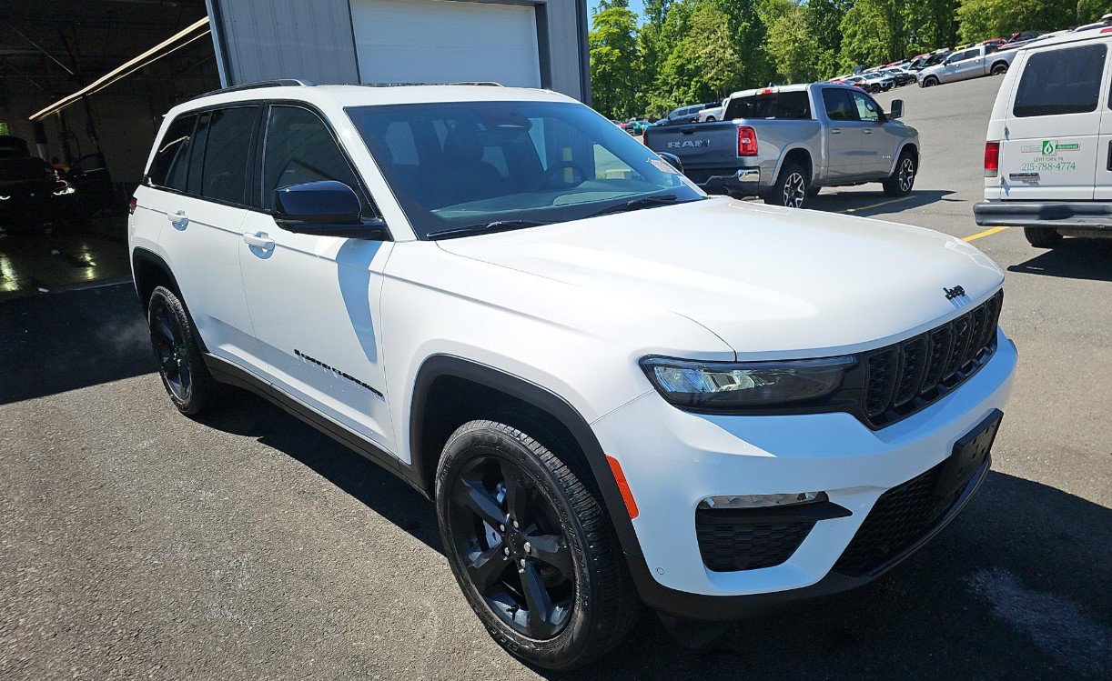 Used 2025 Jeep Grand Cherokee Limited w/ Luxury Tech Group II AWD/4WD image 2