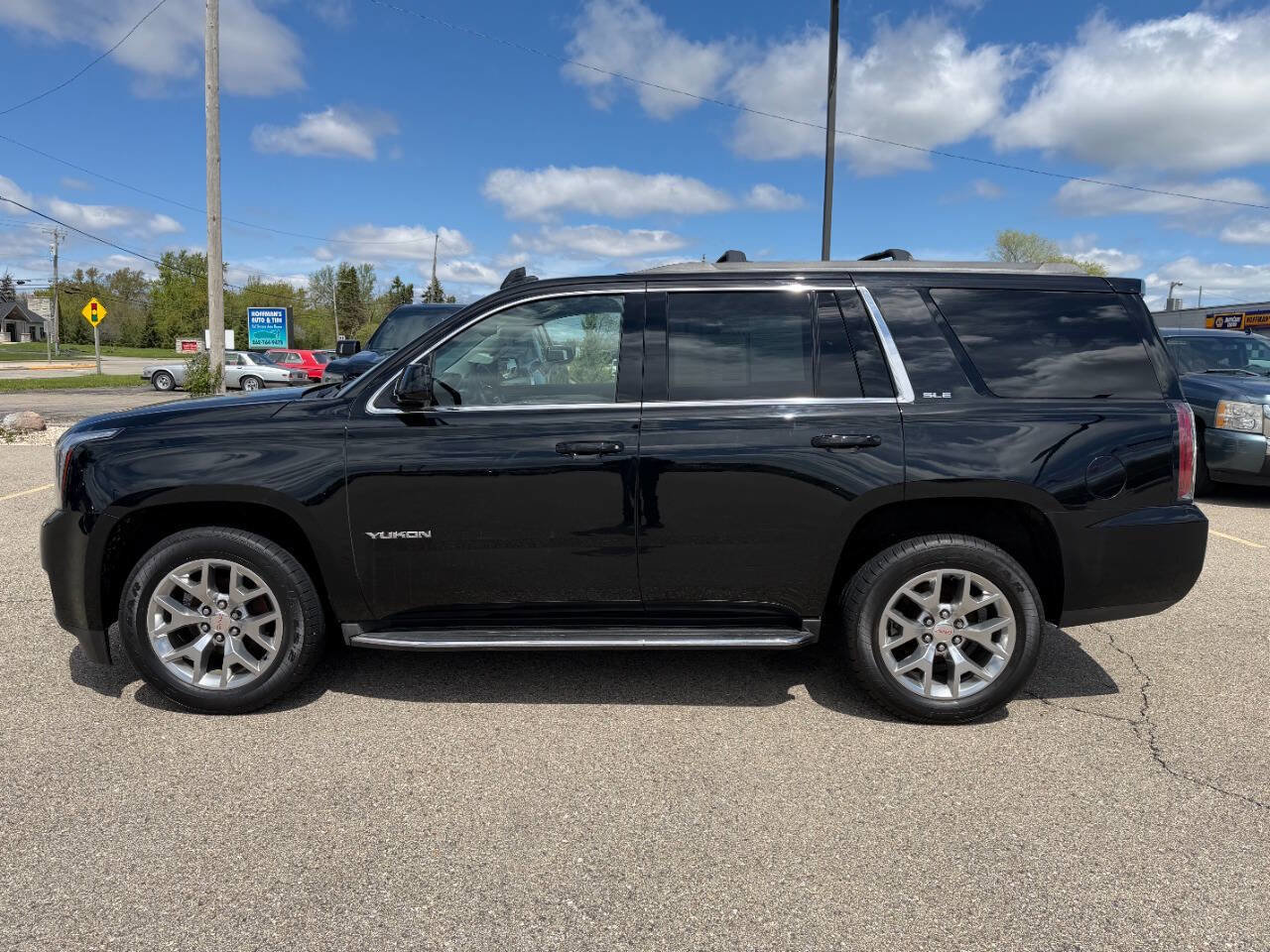 Used 2017 GMC Yukon SLE w/ SLE Value Package AWD/4WD image 2