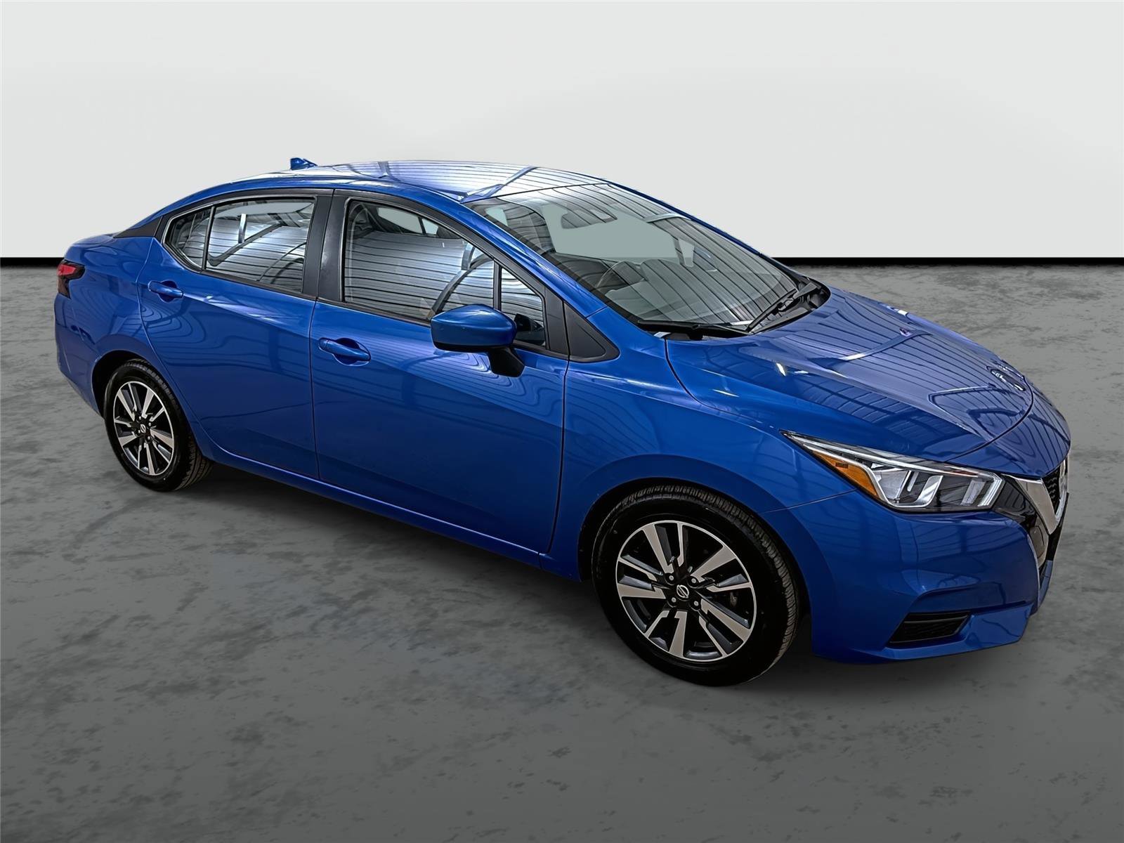 Used 2022 Nissan Versa SV image 5