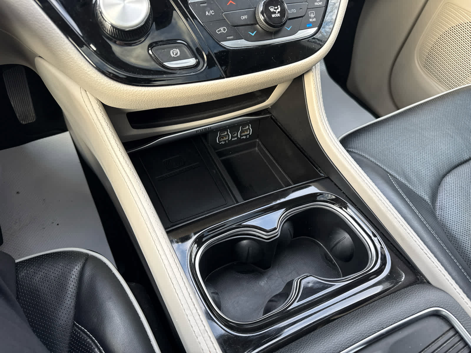 Used 2024 Chrysler Pacifica Limited image 40