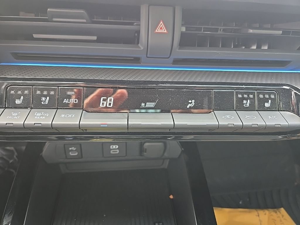 Used 2025 Toyota Prius Limited w/ Limited Premium Package image 7