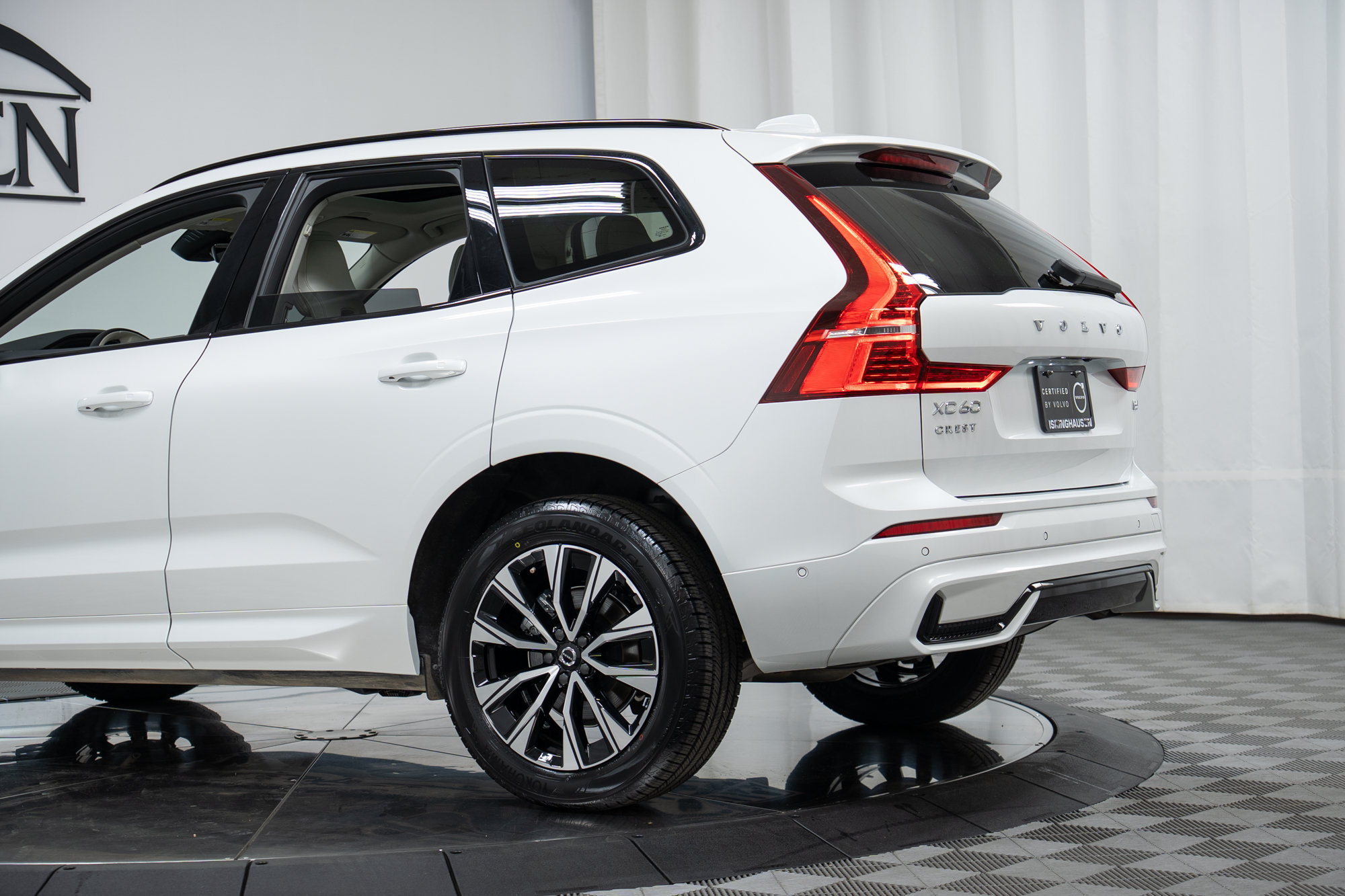 Certified 2025 Volvo XC60 B5 Plus AWD/4WD image 29