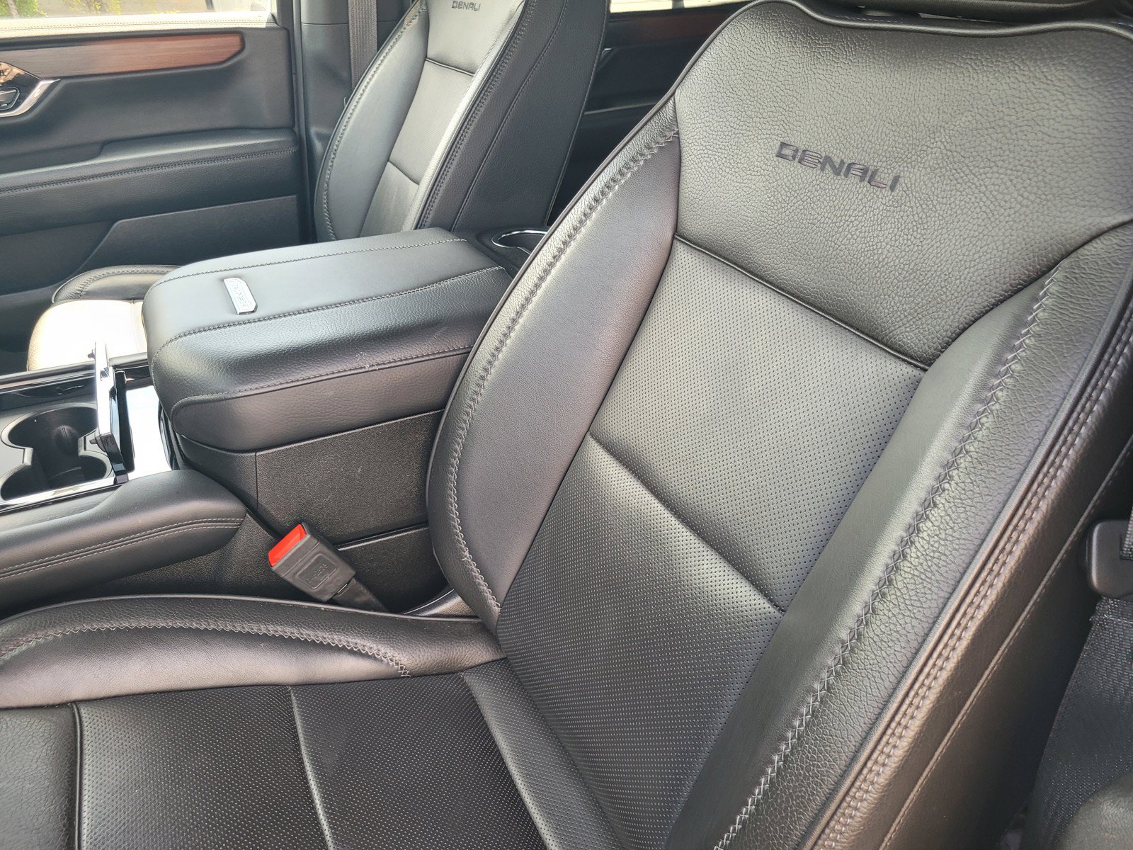 Used 2025 GMC Yukon Denali AWD/4WD image 9