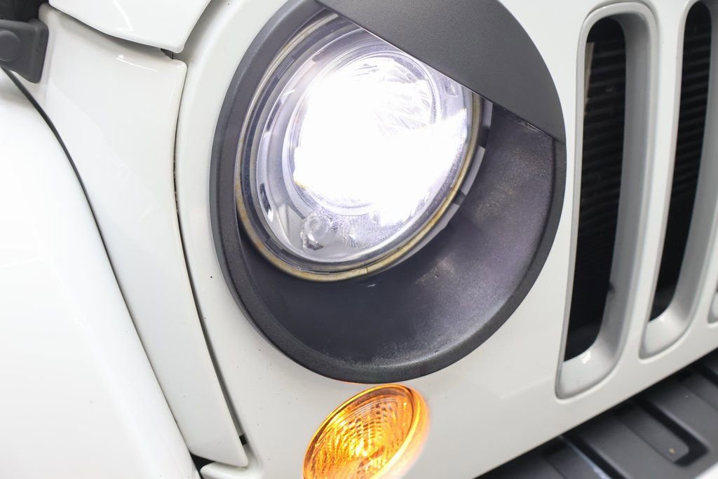 Used 2018 Jeep Wrangler Unlimited Sahara w/ Connectivity Group image 24