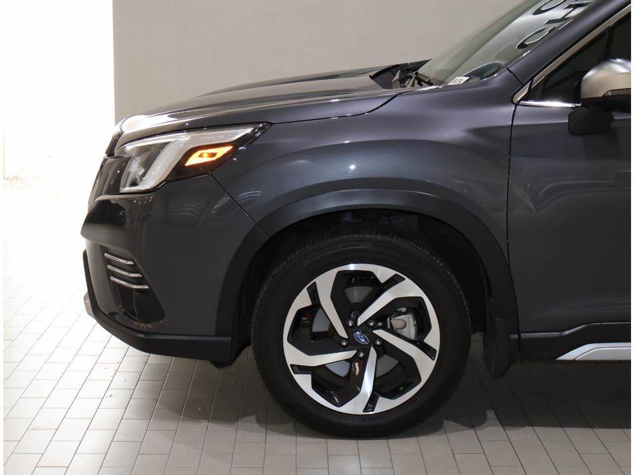 Used 2024 Subaru Forester Touring w/ POP Package 3 AWD/4WD image 4