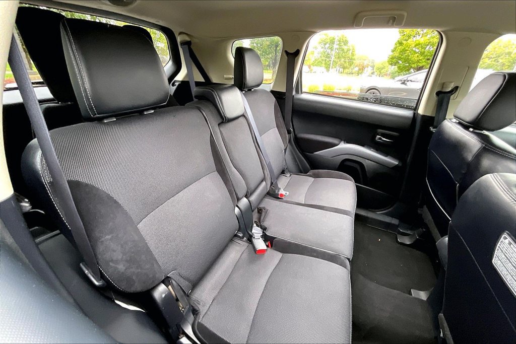 Used 2013 Mitsubishi Outlander SE AWD/4WD image 30