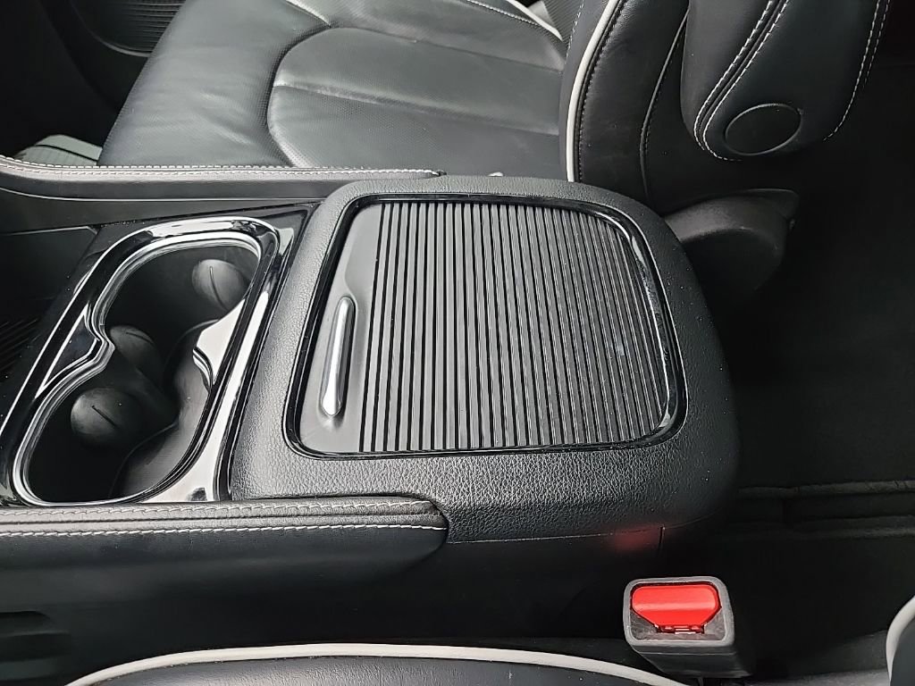 Used 2025 Chrysler Pacifica Limited image 61