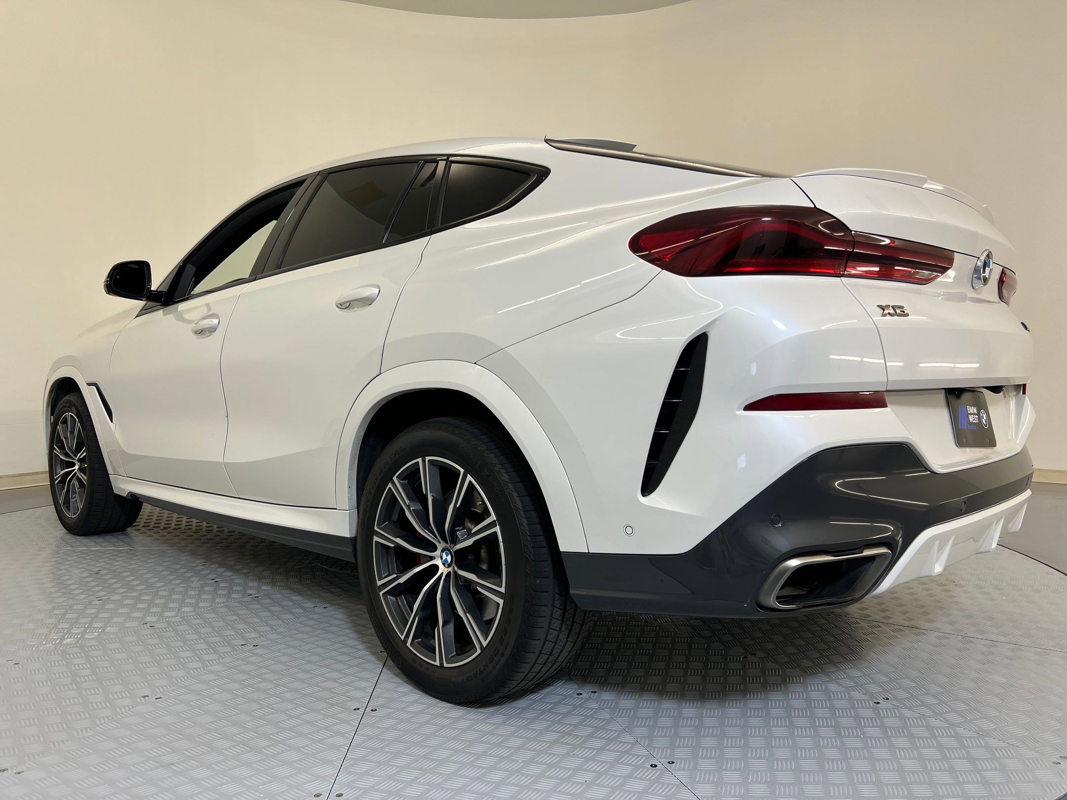 Used 2022 BMW X6 M50i w/ Executive Package image 3