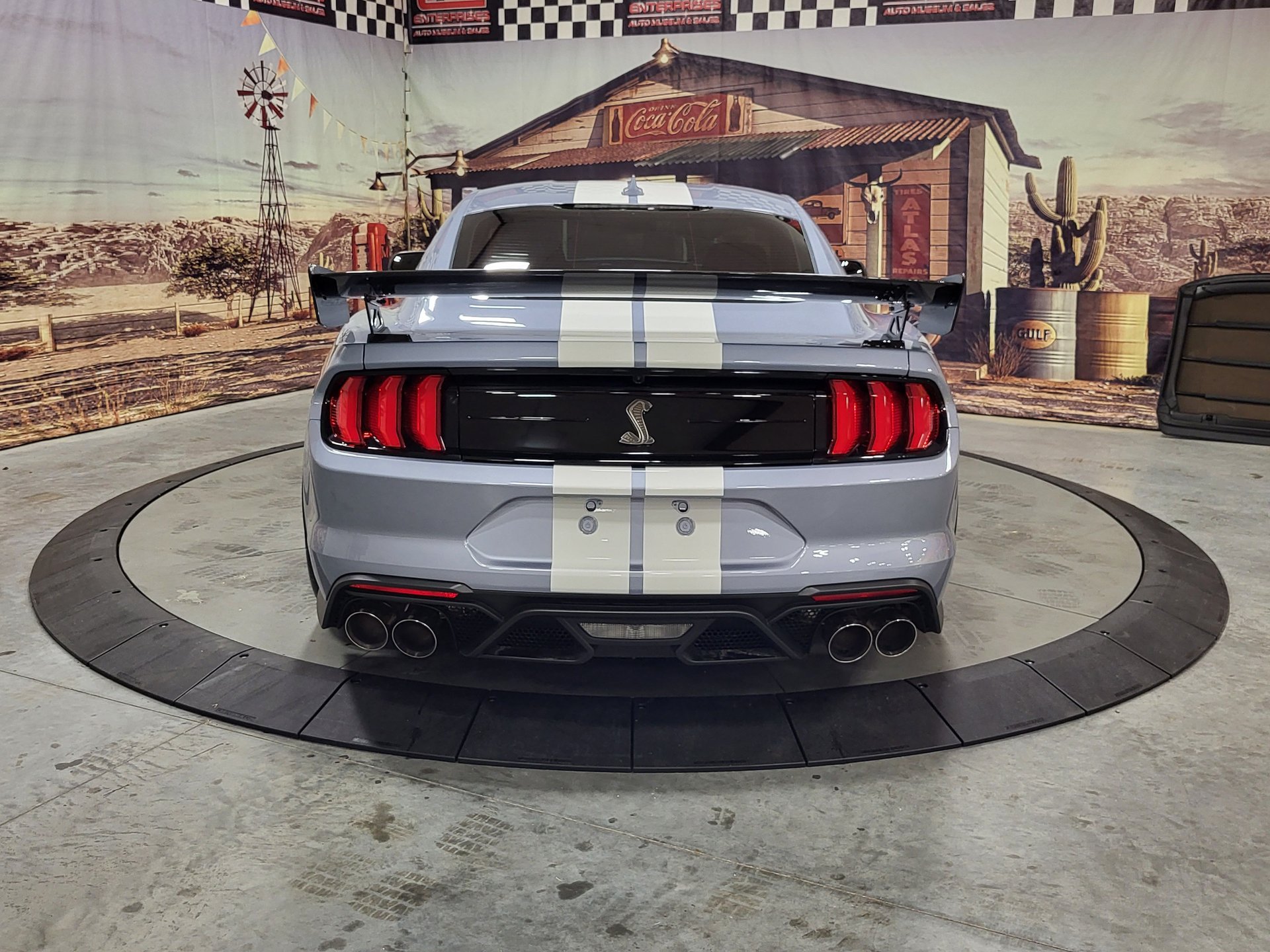Used 2022 Ford Mustang Shelby GT500 w/ Carbon Fiber Track Pack RWD image 4
